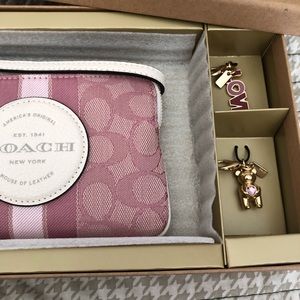 NWT Coach boxed Dempsey, corner zip wristlet